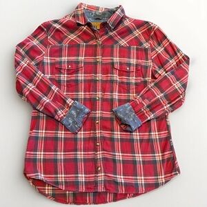 Women’s Bea Jachs Girlfriend Flannel. Red pearl snap buttons. Flipped cuff M